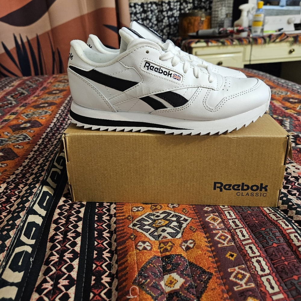 Reebok classic usa men size 4 ,women's 5  I would say more 5,5.5